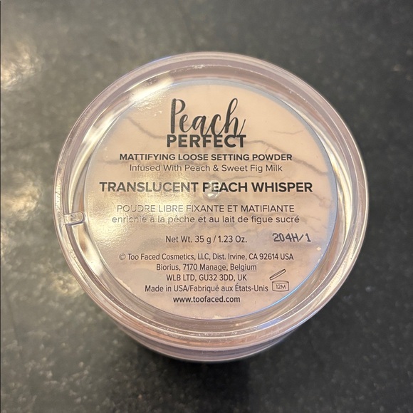 Too Faced Peach Perfect mattifying setting Powder in translucent Peach whisper - Picture 2 of 3